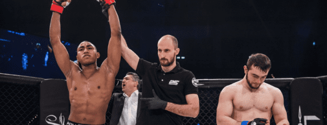 Brian Hooi treft Eldar Eldarov tijdens Brave CF 12 in Indonesië