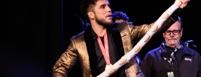 Intense staredown tussen Henry Cejudo en TJ Dillashaw