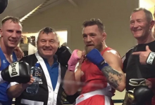 Conor McGregor vecht bokspartij tijdens gala in Dublin