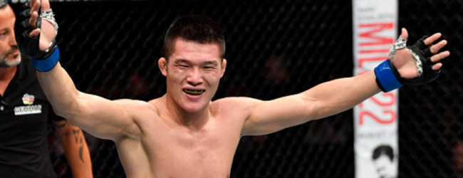 Team Alpha Male’s Pingyuan Liu treft Jonathan Martinez tijdens UFC Sacramento