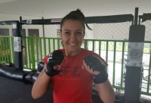 Emily Whitmire treft UFC debutante Amanda Ribas tijdens UFC Minneapolis