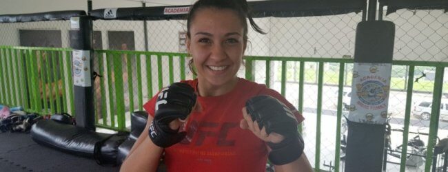 Emily Whitmire treft UFC debutante Amanda Ribas tijdens UFC Minneapolis