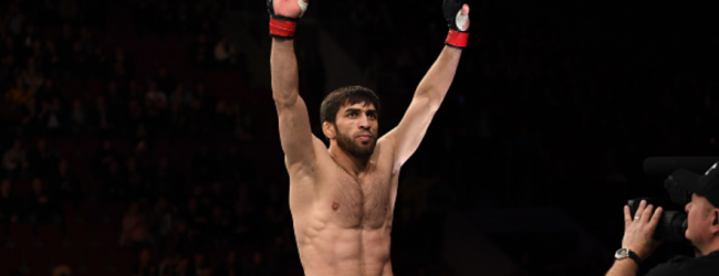 Magomed Mustafaev treft Don Madge tijdens UFC 242 in Abu Dhabi