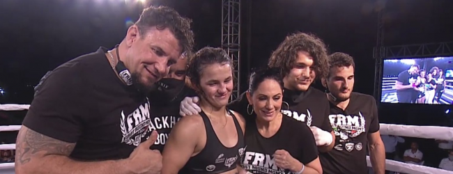 Bella Mir (17) wint haar professionele MMA debuut in Mexico