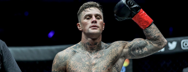 Nieky Holzken vecht Muay Thai partij tegen John Wayne Parr tijdens ONE 134