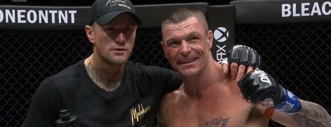 Nieky Holzken kent geen genade voor Muay Thai legende John Wayne Parr