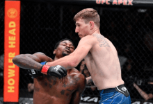 Kevin Holland en Kyle Daukaus op herhaling tijdens UFC evenement op 13 november